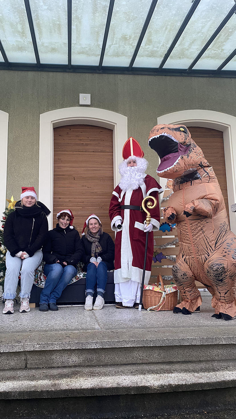 L'équipe JURASSICA avec Saint-Nicolas et son Dino